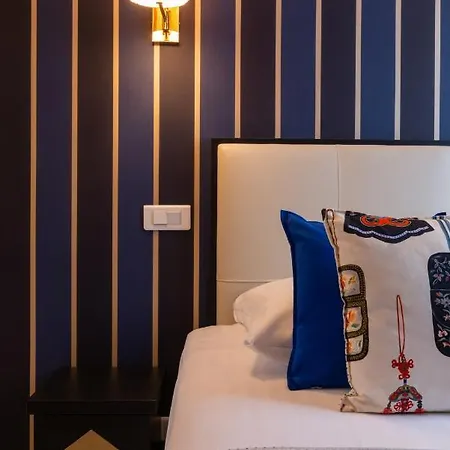 Hotel Riviera Elysees Parigi